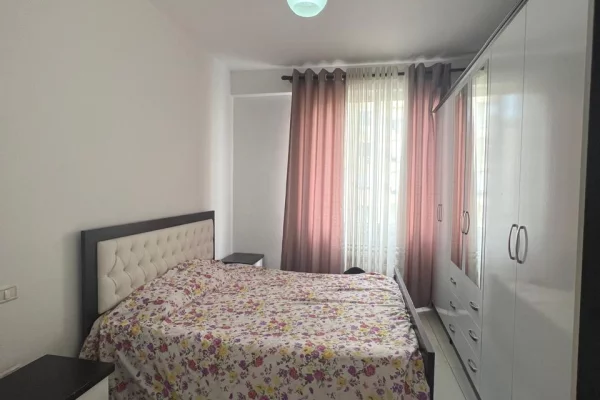 Shtepi me qera Apartament ne Tirane, 2+1, Mobilimi Bosh, pa mobiluar, Pagesa 450  Euro.