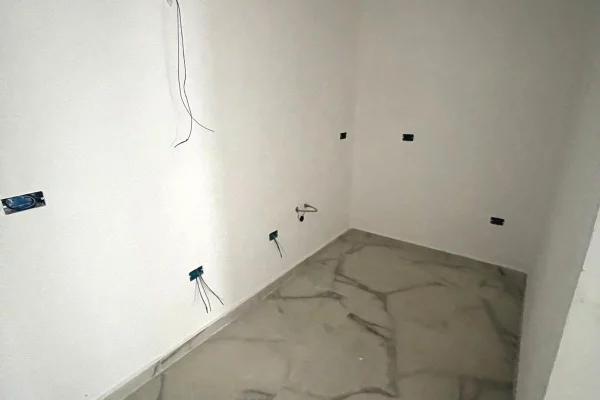 Shtepi ne shitje Apartament ne Tirane, 2+1, Mobilimi Bosh, pa mobiluar, Pagesa 260,000  Euro.