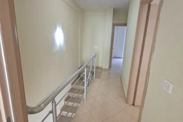 Shtepi ne shitje Duplex(shtepi me 2 kate) ne Tirane, 3+1, Mobilimi E mobiluar, Pagesa 280,000  Euro.