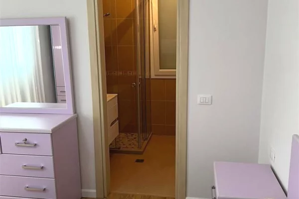 Shtepi me qera 2+1 ne Tirane - 800 Euro