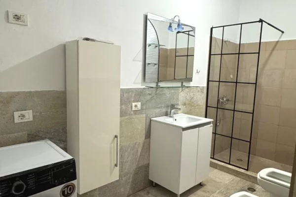 Shtepi me qera Apartament ne Tirane, 2+1, Mobilimi E mobiluar, Pagesa 70,000  Leke.