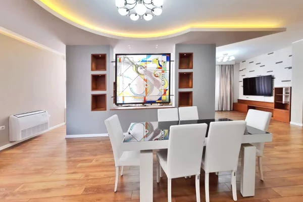 Shtepi me qera Vila Luksoze ne Tirane, 4+1, Mobilimi E mobiluar, Pagesa 1,300  Euro.