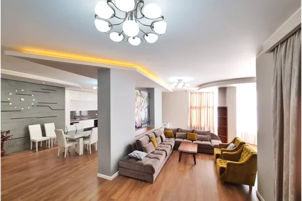 Shtepi me qera 4+1 ne Tirane - 1,300 Euro