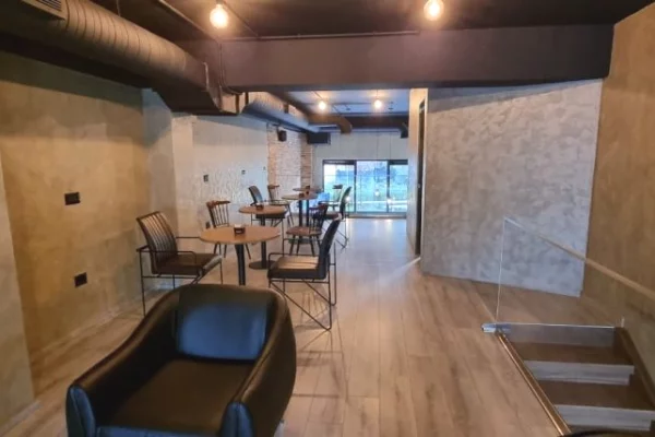 Ambient biznesi me qera 2+1 ne Tirane - 1,350 Euro