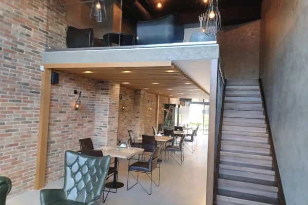 Ambient biznesi me qera 2+1 ne Tirane - 1,350 Euro