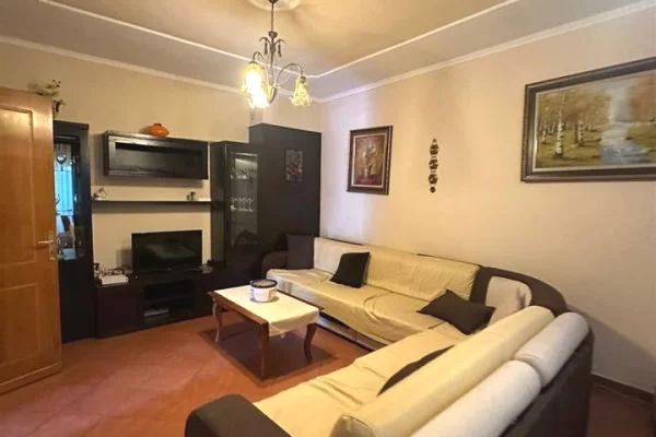 Shtepi ne shitje Apartament ne Tirane, 2+1, Mobilimi Bosh, pa mobiluar, Pagesa 235,000  Euro.
