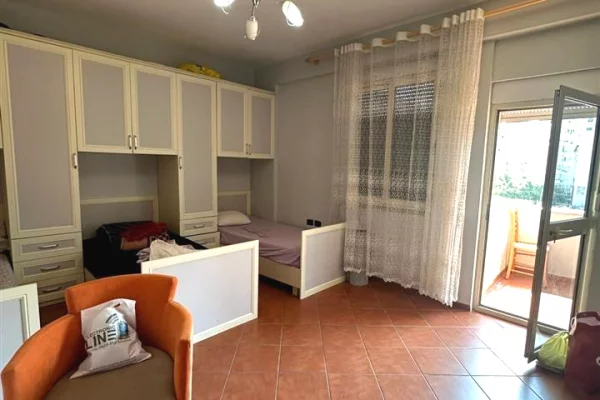 Shtepi ne shitje Apartament ne Tirane, 2+1, Mobilimi Bosh, pa mobiluar, Pagesa 235,000  Euro.