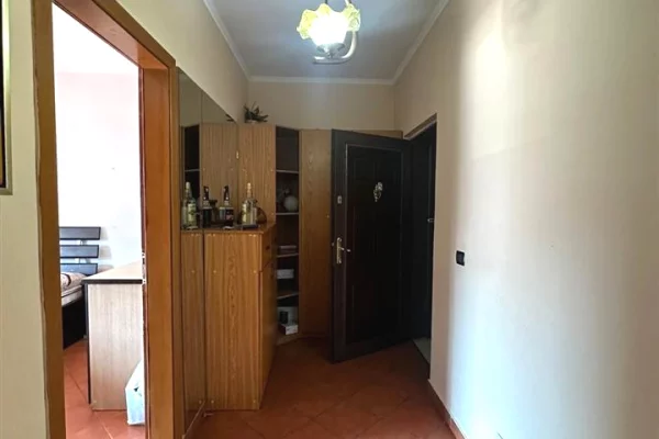 Shtepi ne shitje Apartament ne Tirane, 2+1, Mobilimi Bosh, pa mobiluar, Pagesa 235,000  Euro.