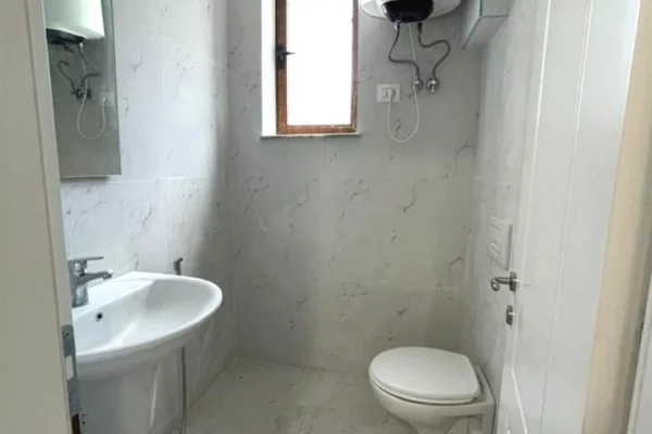 Ambient biznesi me qera 1+1 ne Tirane - 80,000 Leke