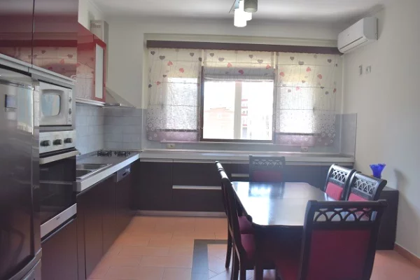 Shtepi me qera 3+1 ne Tirane - 65,000 Leke