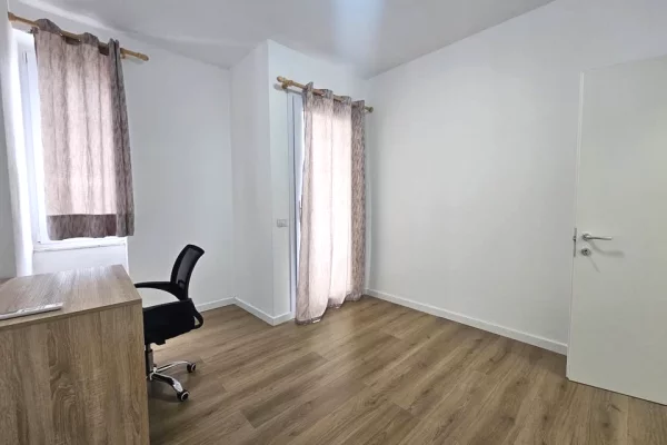 Shtepi me qera Apartament ne Tirane, 3+1, Mobilimi E mobiluar, Pagesa 80,000  Leke.