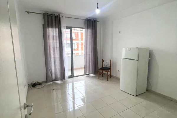 Shtepi ne shitje Apartament ne Tirane, 2+1, Mobilimi Bosh, pa mobiluar, Pagesa 90,000  Euro.