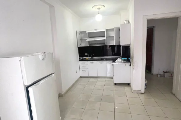 Shtepi ne shitje Apartament ne Tirane, 2+1, Mobilimi Bosh, pa mobiluar, Pagesa 90,000  Euro.