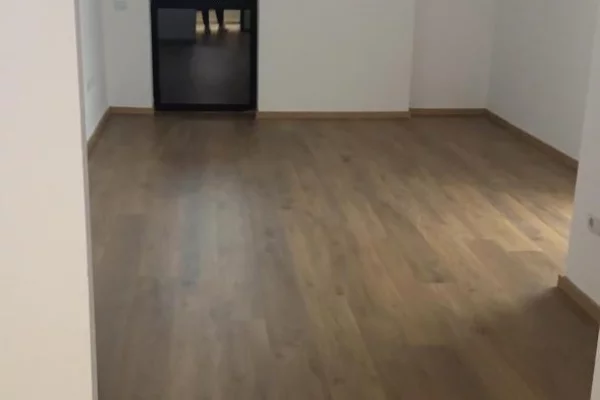 Ambiente Commerciale in Affitto 3+1 a Tirana - 550 Euro