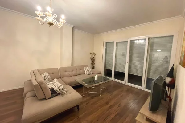 Shtepi me qera 2+1 ne Tirane - 1,000 Euro