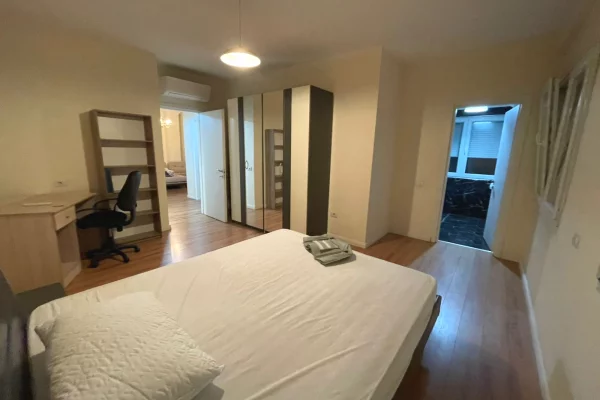 Shtepi me qera Apartament ne Tirane, 2+1, Mobilimi E mobiluar, Pagesa 1,000  Euro.