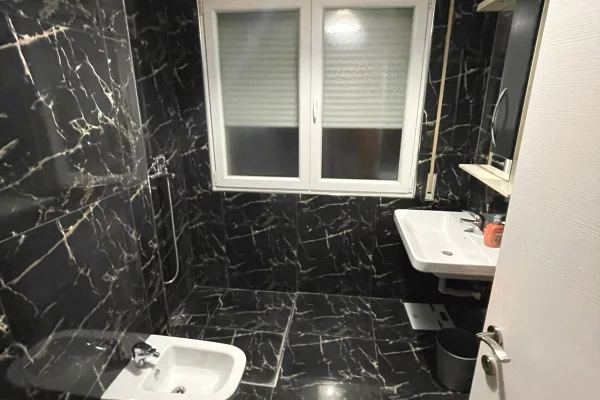 Shtepi me qera 2+1 ne Tirane - 1,000 Euro