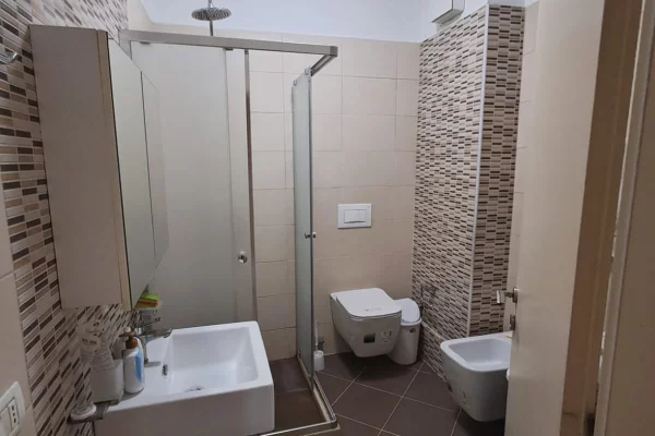 Shtepi me qera Apartament ne Tirane, 2+1, Mobilimi E mobiluar, Pagesa 55,000  Leke.