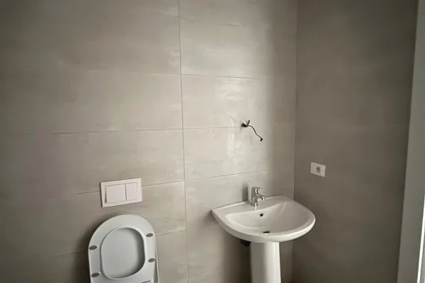 Shtepi ne shitje Apartament ne Tirane, 2+1, Mobilimi Bosh, pa mobiluar, Pagesa 213,000  Euro.