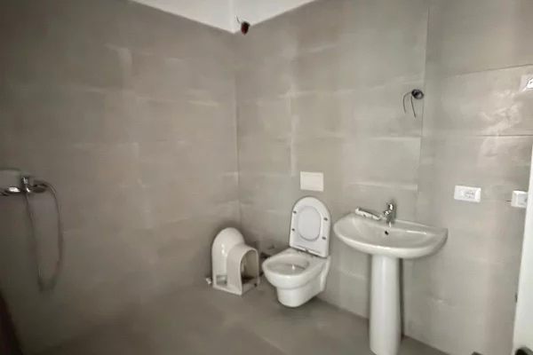 Shtepi ne shitje Apartament ne Tirane, 2+1, Mobilimi Bosh, pa mobiluar, Pagesa 213,000  Euro.
