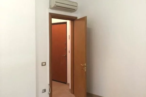 Ambient biznesi me qera 3+1 ne Tirane - 38,000 Leke