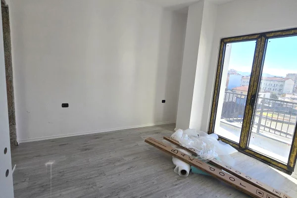 Shtepi me qera 2+1 ne Tirane - 1,200 Euro
