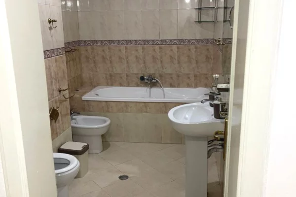 Shtepi me qera 2+1 ne Tirane - 75,000 Leke