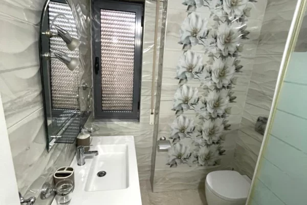 Shtepi me qera 2+1 ne Tirane - 75,000 Leke