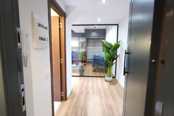 Jepet me qera ambjent zyre tek 21 Dhjetori