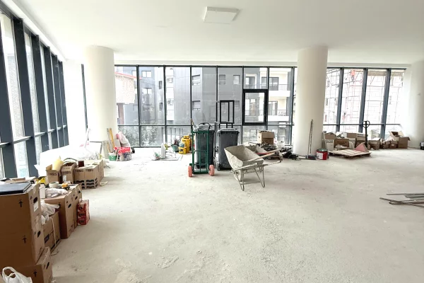 Shitet Ambient komercial tek Mine Peza Golden Tower