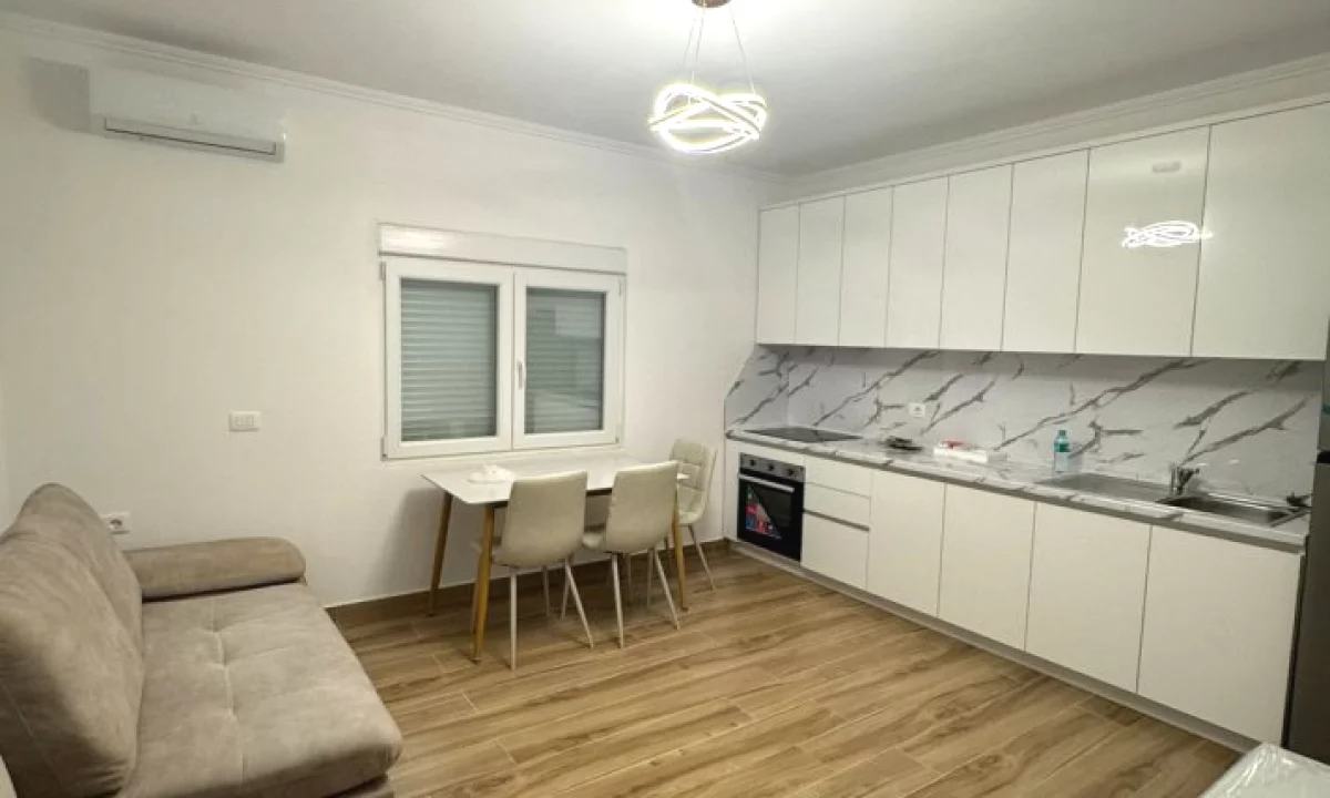 Shtepi me qera Shtepi Private ne Tirane, 1+1, Mobilimi E mobiluar, Pagesa 40,000  Leke.