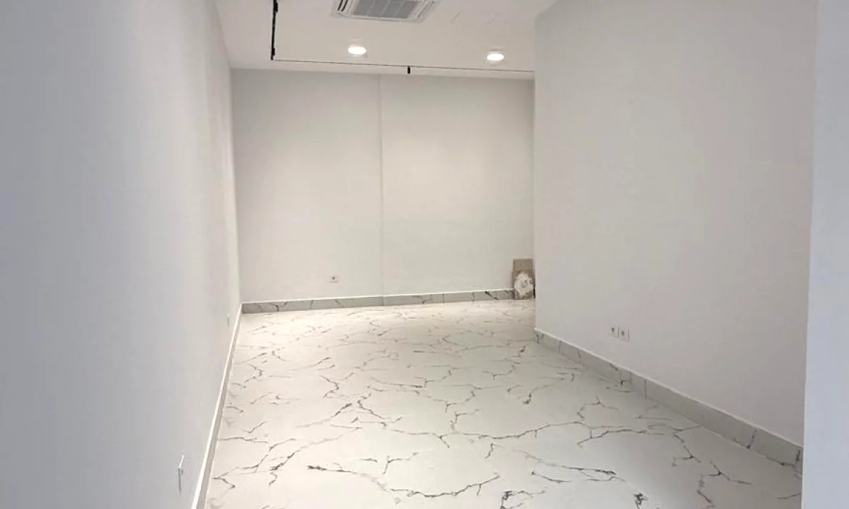 Jepet me qera Dyqan tek Rruga Mine Peza  , Donika Center.