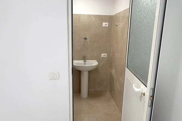 Jepet me qera Dyqan tek Rruga Mine Peza  , Donika Center.