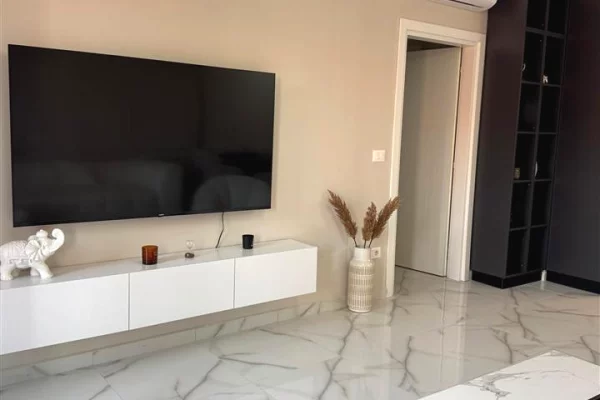 Shtepi me qera 3+1 ne Tirane - 1,900 Euro