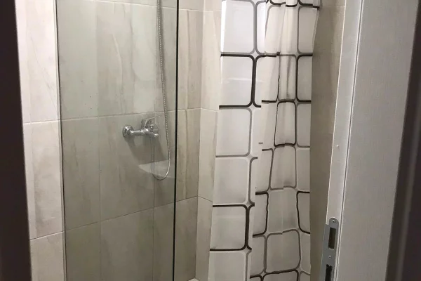 Shtepi me qera Apartament ne Tirane, 1+1, Mobilimi E mobiluar, Pagesa 40,000  Leke.