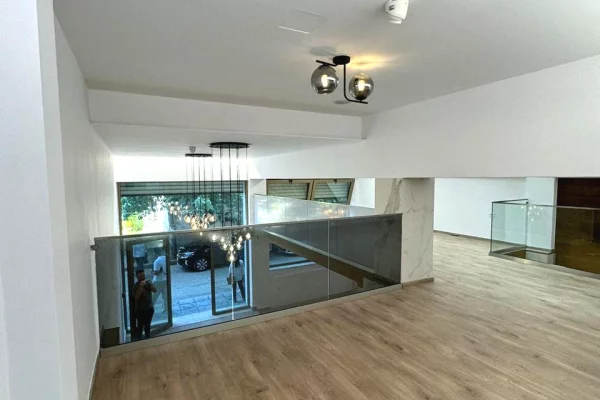 Shitet ambient biznesi Komuna e Parisit