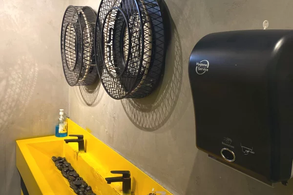 Jepet me qera Lokal tek 21 Dhjetori