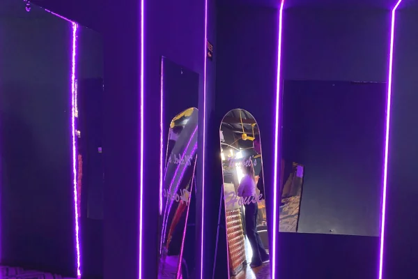 Jepet me qera Lokal tek 21 Dhjetori