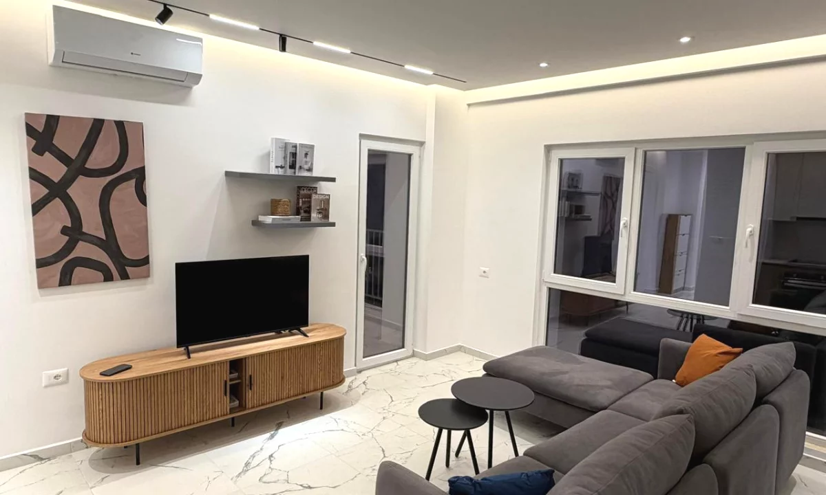 Shtepi me qera Apartament ne Tirane, 1+1, Mobilimi Pjeserisht e mobiluar, Pagesa 780  Euro.