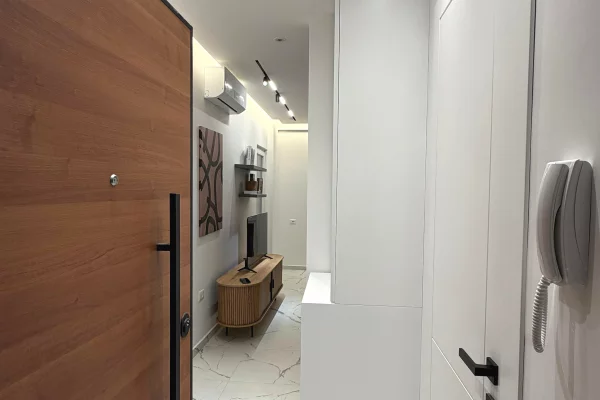 Shtepi me qera Apartament ne Tirane, 1+1, Mobilimi Pjeserisht e mobiluar, Pagesa 780  Euro.