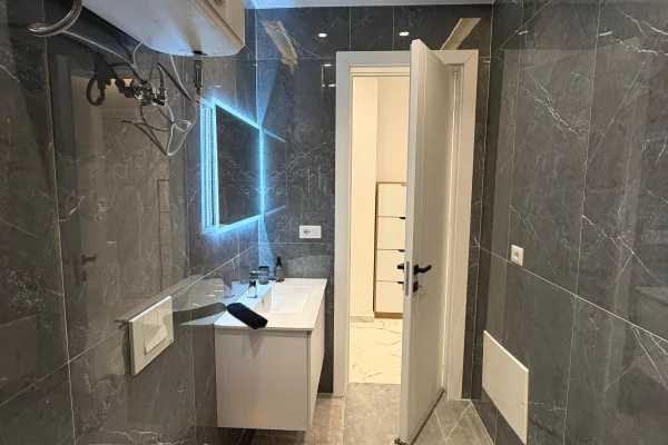 Shtepi me qera Apartament ne Tirane, 1+1, Mobilimi Pjeserisht e mobiluar, Pagesa 780  Euro.