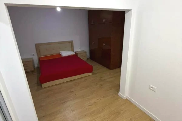 Shtepi me qera Apartament ne Tirane, 3+1, Mobilimi E mobiluar, Pagesa 50,000  Leke.