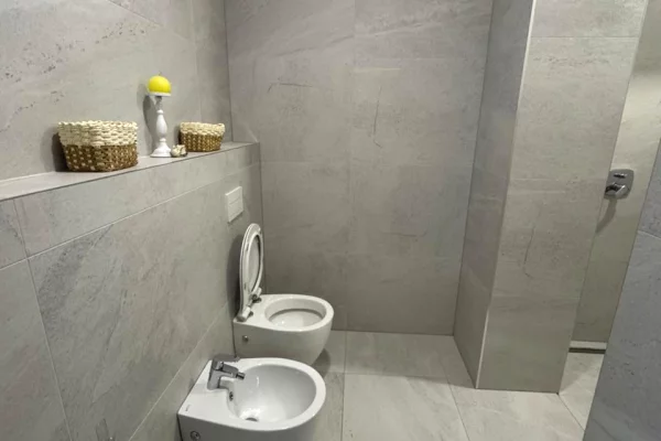 Shtepi me qera Apartament ne Tirane, 2+1, Mobilimi E mobiluar, Pagesa 1,200  Euro.