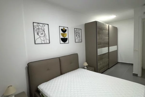 Shtepi me qera Apartament ne Tirane, 2+1, Mobilimi E mobiluar, Pagesa 1,200  Euro.