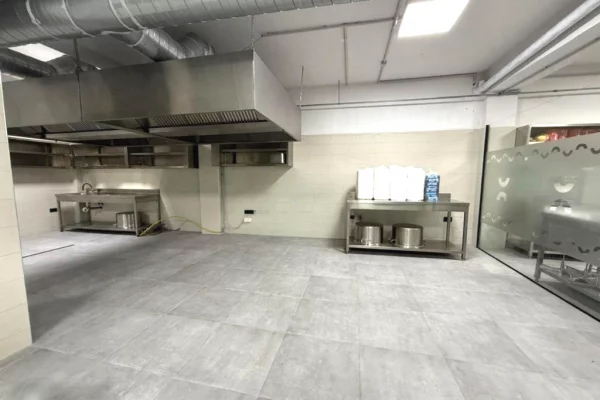 Ambient biznesi me qera 4+1 ne Tirane - 6,000 Euro