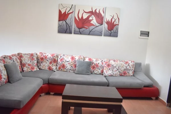 Jepet me qera apartament 3+1 ne 5 Maj.