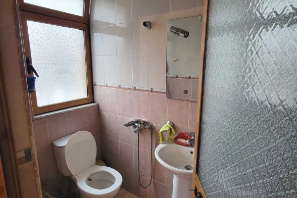 Shtepi me qera Shtepi Private ne Tirane, Garsoniere, Mobilimi E mobiluar, Pagesa 30,000  Leke.