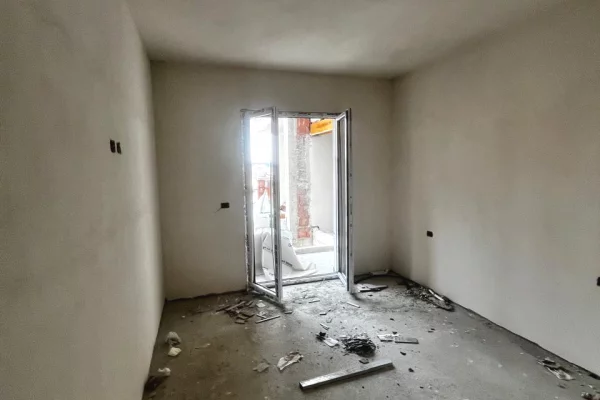 Shtepi ne shitje Apartament ne Tirane, 2+1, Mobilimi Bosh, pa mobiluar, Pagesa 128,000  Euro.