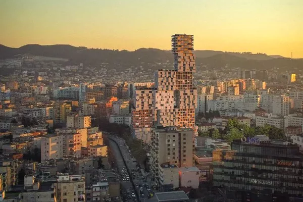 Shtepi ne shitje Apartament ne Tirane, 3+1, Mobilimi Bosh, pa mobiluar, Pagesa 250,000  Euro.