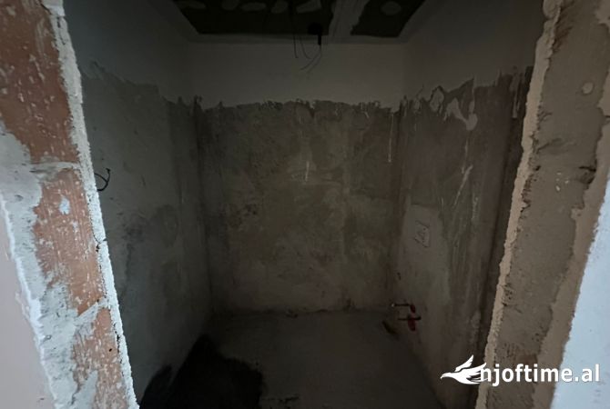 Shtepi ne shitje Apartament ne Tirane, 1+1, Mobilimi Bosh, pa mobiluar, Pagesa 120,000  Euro.